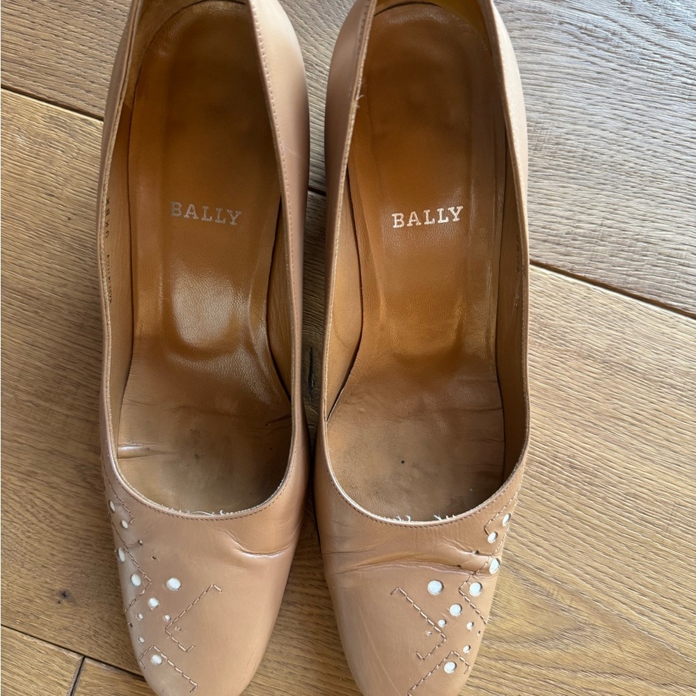 Bally Vintage Women's Beige Leather Heels with round toe